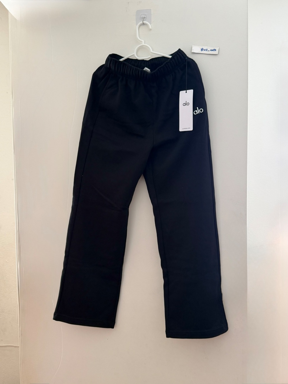 ALO Yoga Accolade Straight Leg Sweatpants Black - NEW❗️only $66+ offers accepted